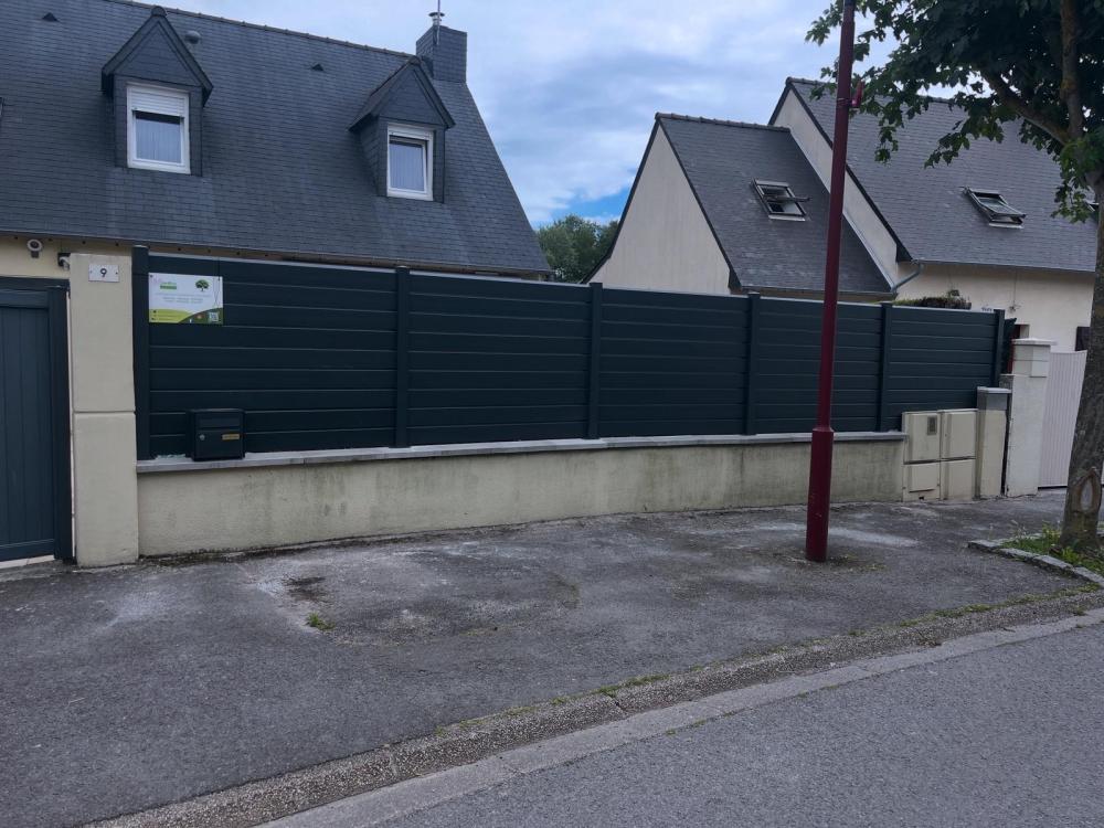 Clôture en aluminium sur muret alt=