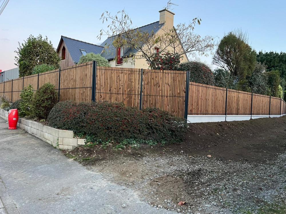 Clôture rigide avec occultation en bois et plaques de sous-bassement alt=