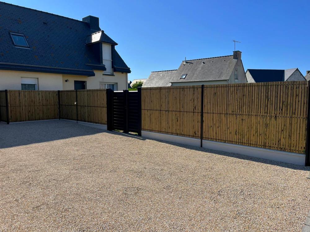 Portillon installé sur clôture avec occultation en bois alt=